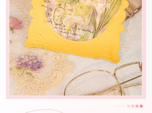 Détail d'une carte gaufrée jaune vintage avec motifs de lys et texte de décoration
