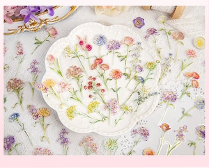 Vue détaillée des autocollants fleurs PET avec dorure sur fond de dentelle décorative