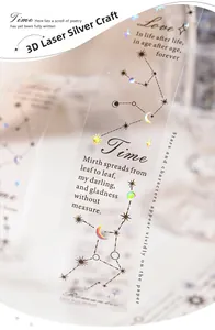 Vue macro du ruban adhésif ciel étoilé en argent laser 3D avec poésie et constellations