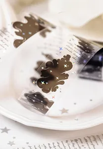 Gros plan sur ruban PET vintage avec motifs ciel étoilé et accents laser holographiques