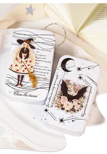 Détail de boîtes en métal pour ruban PET avec illustrations de filles sorcières étoilées