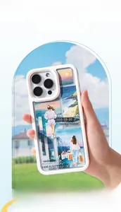 Dettaglio della cover per iPhone a tema paesaggio primaverile con collage artistico