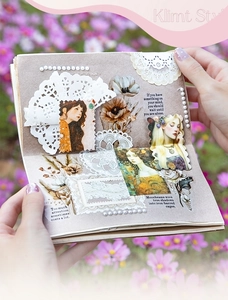 Vista detallada del set de scrapbooking vintage estilo Klimt con pegatinas y flores secas