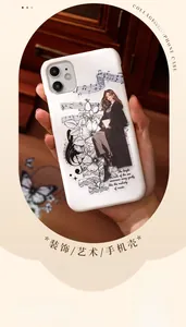 Gros plan d'une coque iPhone esthétique vintage avec illustration femme et fleurs