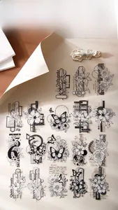 Gros plan d'autocollants floraux vintage noir et blanc avec motifs de lys et papillons