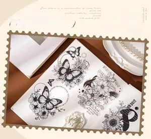 Détail d'autocollants floraux vintage en noir et blanc avec roses et papillons