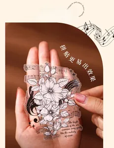 Détail d'un grand autocollant collage de fleurs vintage avec notes et texte poétique