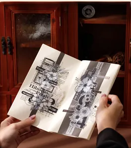 Gros plan d'autocollants floraux noir et blanc rétro sur du papier de scrapbooking