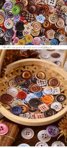 Detalle macro de botones decorativos retro variados en cesta de madera para manualidades