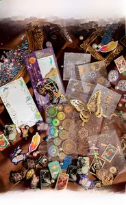 Dettaglio di farfalle vintage e adesivi astrologici dorati per scrapbooking e DIY