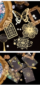 Dettaglio di ciondoli a farfalla dorati e adesivi PET per scrapbooking vintage fai-da-te