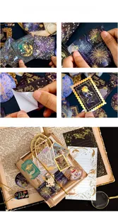Dettaglio di adesivi vintage cielo stellato con lamina d'oro su un vecchio libro