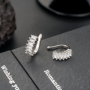 Boucles d'oreilles en C argentées avec zircons rectangulaires sur boîte cadeau de luxe