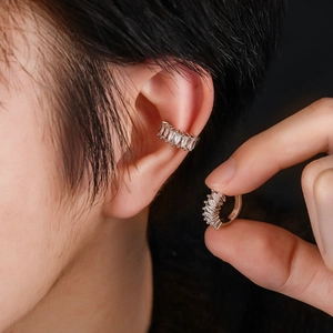Paire de boucles d'oreilles argentées avec zircons carrés et cristaux brillants