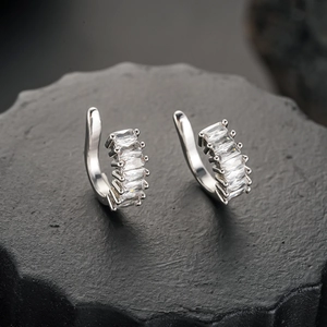 Détails des boucles d'oreilles argentées avec zircons rectangulaires sertis à griffes