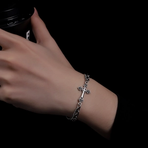 Bracelet croix gothique rétro pour hommes et femmes avec une double chaîne en argent