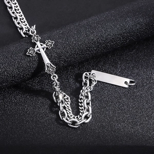 Détail du bracelet croix argenté double couche avec plaque à graver sur fond noir