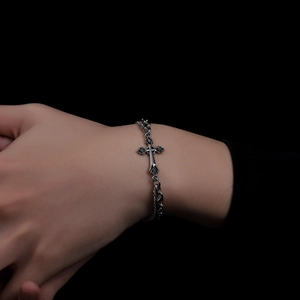 Bracelet gothique rétro avec pendentif croix en argent vieilli porté au poignet