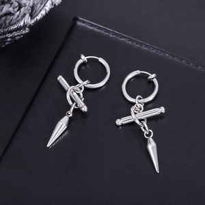 Vue macro de boucles d'oreilles cône en acier inoxydable argenté sur cuir noir