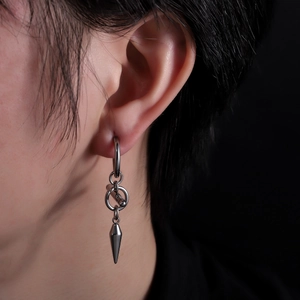 Boucles d'oreilles mixtes en acier inoxydable avec pendentif conique porté par un mannequin