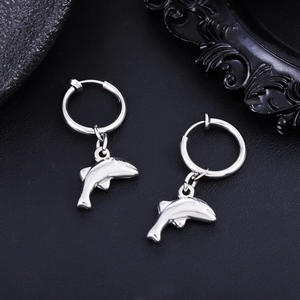 Boucles d'oreilles dauphin en acier inoxydable poli sur fond élégant en cuir noir