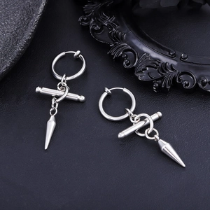 Vue détaillée de la boucle d'oreille punk en acier inoxydable avec pendentif en cône argenté