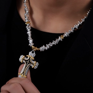 Collier croix pour homme avec perles métalliques bicolores or et argent sur fond noir