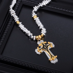 Vue détaillée du pendentif croix double épaisseur avec émail noir et chaîne perlée