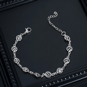 Détail du bracelet argenté à maillons évidés avec surface texturée et fermoir ajustable