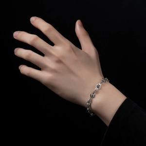 Bracelet à maillons évidés en acier inoxydable avec anneaux texturés portés au poignet