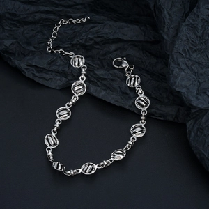 Détail du bracelet à maillons évidés en acier inoxydable poli avec fermoir mousqueton