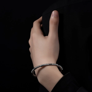 Détail du bracelet en perles d'acier inoxydable texturé avec boucle de style industriel