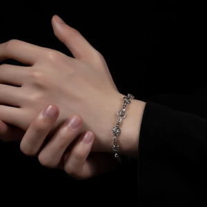 Vue détaillée d'un bracelet à maillons sphériques creux en acier inoxydable poli brillant