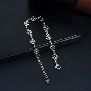 Détail du bracelet à maillons évidés avec motif rayé, chaîne d'extension et fermoir mousqueton