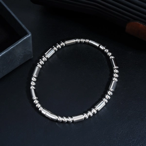 Vue détaillée du bracelet en perles d'acier inoxydable poli avec connecteurs cylindriques