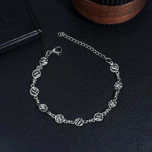 Détails d'un bracelet à maillons creux en acier inoxydable argenté avec fermoir mousqueton