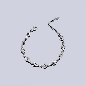 Bracelet minimaliste en acier inoxydable argenté avec disques texturés et fermoir mousqueton