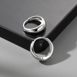 Boucles d'oreilles créoles bombées en argent poli avec une silhouette goutte minimaliste