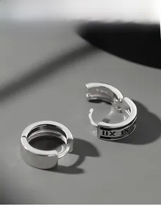Détail de boucles d'oreilles mixtes en argent avec chiffres romains et style épuré