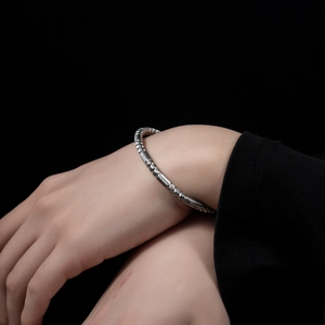 Bracelet jonc en acier inoxydable argenté avec texture de corde torsadée élégante