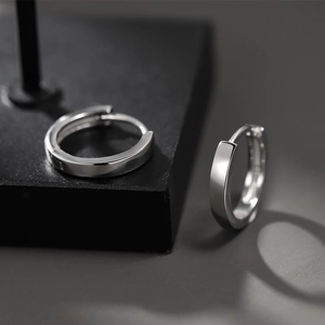 Boucles d'oreilles anneaux argentés minimalistes pour hommes avec finition polie miroir