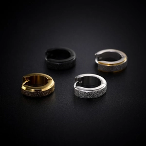 Set di orecchini a cerchio in acciaio al titanio satinato in nero, oro e argento per unisex