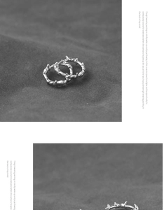 Détail de la boucle d'oreille anneau épine en argent avec texture métallique relief