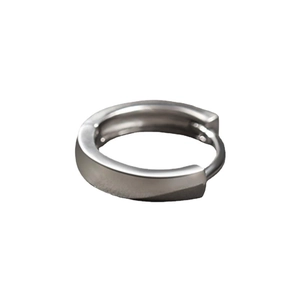 Créole minimaliste en argent pour homme avec finition mate et fermoir à charnière