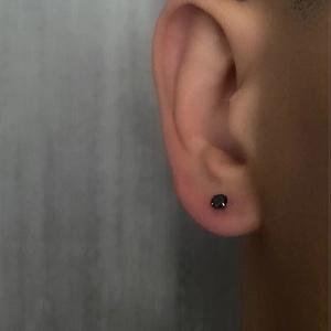 Minimalistischer schwarzer runder Zirkon-Ohrstecker für Herren mit klassischer Krappenfassung
