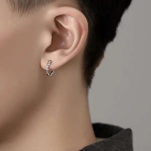 Boucle d'oreille homme en forme de fil de fer barbelé argenté au style minimaliste