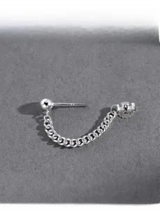 Dettaglio dell'orecchino a perno in argento con incisione a stella e catena cubana