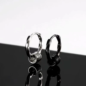 Détails de boucles d'oreilles créoles torsadées en acier inoxydable noir et argent