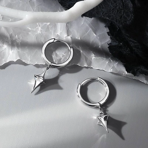 Orecchini a cerchio minimalisti in argento con ciondoli a stella 3D e zircone su sfondo bianco