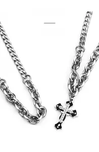 Dettaglio macro della collana con pendente a croce rimovibile argento e nero con zirconi